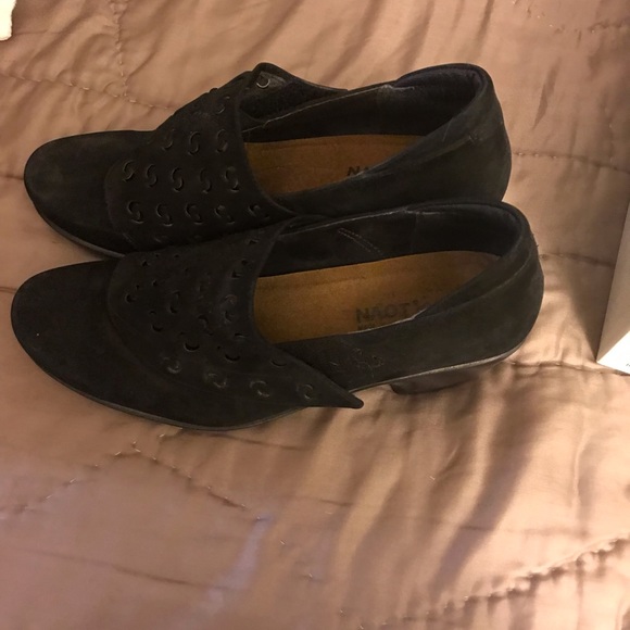 Shoes - Picture 2 of 4